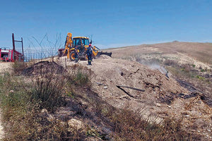 Ήδη χθες το μεσημέρι, όταν ο υδράργυρος είχε φτάσει στα ύψη, σημειώθηκε πυρκαγιά στη Λοφούπολη, σε παράνομη χωματερή, που κατασβέστηκε άμεσα χάρη στην έγκαιρη παρέμβαση και τον συντονισμό του αντιδημάρχου Δημοτικής Αστυνομίας Μαρίνου Παττακού. 