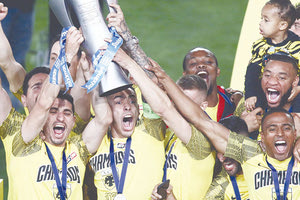 Η ΑΕΚ ΓΙΑ 13η ΦΟΡΑ ΠΡΩΤΑΘΛΗΤΡΙΑ-ΣΤΗΝ 3η ΘΕΣΗ Ο ΟΛΥΜΠΙΑΚΟΣ Έκαναν τη νύχτα μέρα με τον τίτλο στη Νέα Φιλαδέλφεια