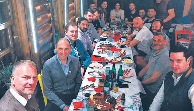 Τραπέζι στην ομάδα μπάσκετ του ΟΦΗ έκανε το μέλος της επιτροπής Μηνάς Πλευράκης στο «Καταφύγιο» που βρίσκεται στο Κοκκίνη Χάνι.