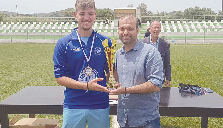 Ο Αρχηγός της ΕΠΣΗ παίρνει το κύπελλο
 από τους διοργανωττές