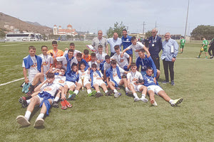 Η μικτή ομάδα της ΕΠΣΗ που πήρε την τρίτη θέση στο κύπελλο «Μάχης Κρήτης»