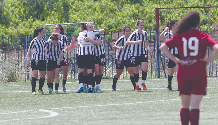  Οι γυναίκες του ΟΦΗ πανηγυρίζουν στο γήπεδο του Αλμυρού 