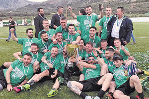 Οι παίκτες της Τυλίσου σηκώνουν το κύπελλο του πρωταθλητή