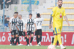 Οι παίκτες του ΟΦΗ πανηγυρίζουν τη νίκη τους