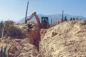 Στιγμιότυπο από τις εκσκαφές των συνεργείων της ΔΕΥΑΗ, όπου παραμένει ανεντόπιστη η διαρροή