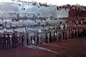 ΦΩΤΟΗΜΕΡΑΣ: Ηράκλειο 1897. Άγγλοι στρατιώτες παίζουν παιγνίδια στα τείχη του Ηρακλείου.