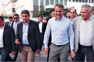 ΜΗΤΣΟΤΑΚΗΣ: Νωρίς το απόγευμα έφτασε απευθείας στο Ηράκλειο ο πρωθυπουργός Κ. Μητσοτάκης και τον υποδέχτηκαν ο πρόεδρος της ΝΟΔΕ κ. Καρκανάκης, υποψήφιοι και στελέχη του κόμματος