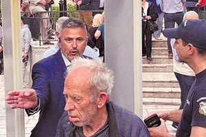 Λίγο ο κόσμος, λίγο η πίεση… έφεραν και μαγνητική πύλη στο κηποθέατρο που μίλησε ο πρωθυπουργός. Και φυσικά δεν κράτησε πολύ ο έλεγχος. Ο κόσμος ήθελε να μπει γρήγορα μέσα και πήγαν περίπατο τα μέτρα ασφαλείας!