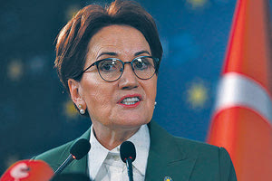 Σύμφωνα με την εφημερίδα Yeni Safak, η Μεράλ Ακσενέρ άρχισε να φωνάζει «Δεν σας είπα ότι δεν μπορούμε να κερδίσουμε;» και φέρεται να έριξε χαστούκι σε έναν αστυνομικό.