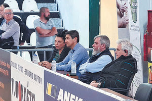 Ο κ. Αυγενάκης στο ματς του ΟΦΗ στο βόλεϊ γυναικών