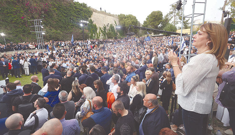 Πλήθος κόσμου στην ομιλία Μητσοτάκη