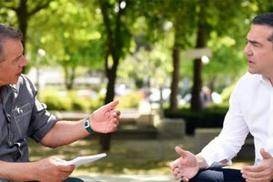 Έναν αποκαλυπτικό διάλογο είχαν ο Αλέξης Τσίπρας με τον Σταύρο Θεοδωράκη στην εκπομπή «Πρωταγωνιστές» για την απόπειρα συγκυβέρνησης το 2015. Ο πρόεδρος του ΣΥΡΙΖΑ, καλεσμένος στην εκπομπή «Πρωταγωνιστές», ρωτήθηκε από τον δημοσιογράφο για την προοδευτική διακυβέρνηση. Εκεί ο Αλέξης Τσίπρας θέλησε να επιρρίψει την ευθύνη για την αποτυχία συγκυβέρνησης το 2015 στον τότε επικεφαλής του Ποταμιού, Σταύρο Θεοδωράκη, προκαλώντας την αντίδραση του δημοσιογράφου. Τσίπρας: «Δεν θα μου ξεφύγεις για το παρελθόν, έχεις κι εσύ ευθύνες» Θεοδωράκης: «Εγώ;» Μεσολάβησε το διάλειμμα και επανήλθαν στον διάλογο. Θεοδωράκης: «Από πλευρά πώς πάμε; Πολλές μαχαιριές για την προοδευτική διακυβέρνηση. Μαχαιριά ο Κουτσούμπας ''μην ξύνεσαι στην γκλίτσα του τσοπάνη''...» Τσίπρας: «Εσύ φταις, εσύ φταις για όλα» Θεοδωράκης: «Γιατί φταίω εγώ;» Τσίπρας: «Γιατί το 2016 είχαμε μια πολύ μεγάλη ευκαιρία να κάνουμε μια μεγάλη αλλαγή στον τόπο» Θεοδωράκης: «Χοντραίνουν τα πράγματα...» Τσίπρας: «Αλλά εγώ έχω ευθύνη. Γιατί δεν κατάφερα να πείσω εσένα και την αείμνηστη Φώφη Γεννηματά» Θεοδωράκης: «Μα ήθελες να μας πείσεις να πάμε παρέα με τον Καμμένο!» Τσίπρας: «Όχι, δεν αναφέρομαι στη διακυβέρνηση, στην απλή αναλογική αναφέρομαι. Αν θέλεις συζητάμε και τα άλλα» Θεοδωράκης: «Άσ' τα τα άλλα...».