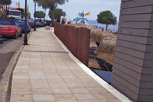 Τι γίνεται, παιδιά, όλα καλά; Βρίσκουν ευκαιρία τώρα να κάνουν αυθαιρεσίες στις παραλίες; Σου λέει: εκλογές, δεν ασχολείται κανείς! Γιατί γίνεται αυτό το αίσχος να στήνουν φράκτες στην παραλία όπως στην Ανάληψη Χερσονήσου; Έδωσε άδεια κανείς; Ο Δήμος; Η Αποκεντρωμένη; Το Λιμεναρχείο;