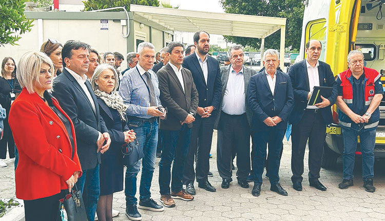 Στιγμιότυπο από τον αγιασμό στην παραλαβή των ασθενοφόρων 