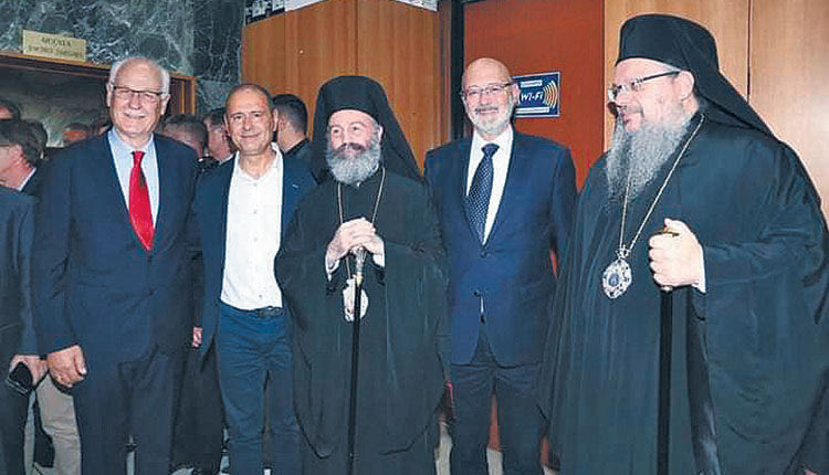 Συγκινητική ήταν η εκδήλωση ανακήρυξης του Κρητικού αρχιεπισκόπου Αυστραλίας Μακάριου σε επίτιμο δημότη της Λάρισας, καθώς και οι εκδηλώσεις υποδοχής του από το Περιφερειακό Συμβούλιο Θεσσαλίας και το Δημοτικό Συμβούλιο Λάρισας