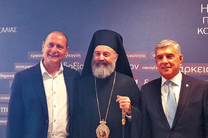 Συγκινητική ήταν η εκδήλωση ανακήρυξης του Κρητικού αρχιεπισκόπου Αυστραλίας Μακάριου σε επίτιμο δημότη της Λάρισας, καθώς και οι εκδηλώσεις υποδοχής του από το Περιφερειακό Συμβούλιο Θεσσαλίας και το Δημοτικό Συμβούλιο Λάρισας