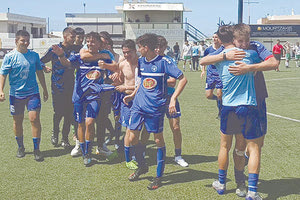 Πανηγυρίζουν οι παίκτες της μικτής ΕΠΣΗ Κ-16 για την πρόκρισή τους στους τέσσερις της Ελλάδας