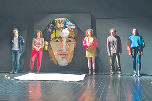 Η ιστορία του Βαγγέλη Γιακουμάκη στη θεατρική σκηνή