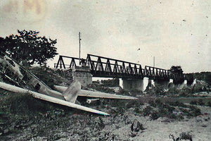 ΦΩΤΟΗΜΕΡΑΣ: Μάιος 1941 Κρήτη. Γερμανικό αεροσκάφος που κάηκε στη γέφυρα του Ταυρωνίτη.