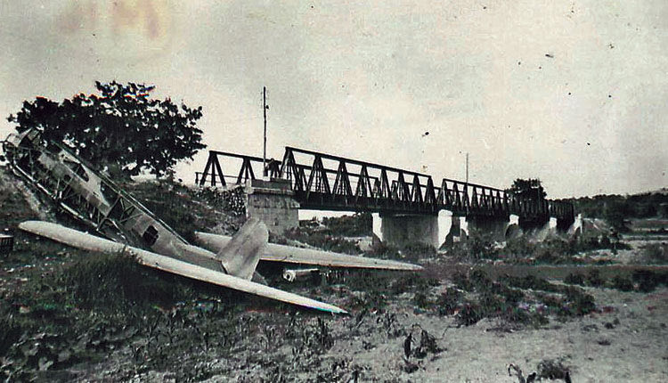 ΦΩΤΟΗΜΕΡΑΣ: Μάιος 1941 Κρήτη. Γερμανικό αεροσκάφος που κάηκε στη γέφυρα του Ταυρωνίτη.