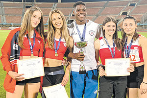 Από αριστερά Μαράκη Ελ., Πέτκοβιτς Ν., Εκχόσου Εντ, Σαμιωτάκη Α. και Μυφτάρι Α., της Αθλητικής Ακαδημίας Ηρακλείου