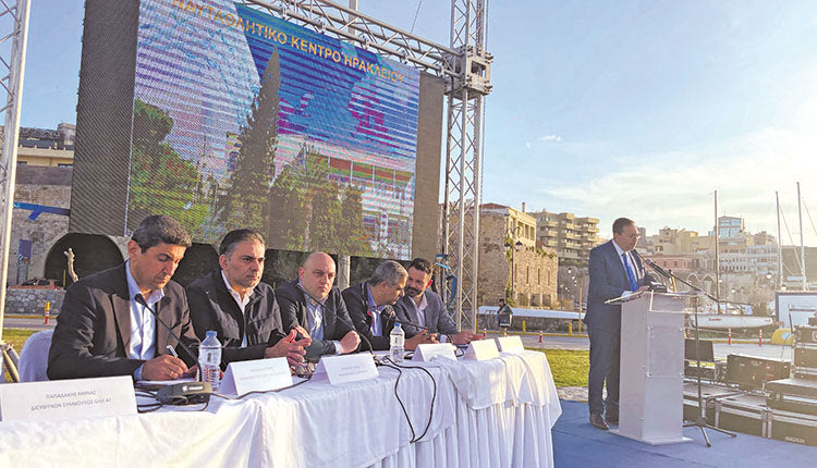   O διευθύνων σύμβουλος του ΟΛΗ κ. Παπαδάκης στο βήμα της χθεσινής εκδήλωσης έχοντας   στο πάνελ τους κ.κ. Αυγενάκη, Συλιγάρδο, Βαρδαβά, Ταμπακάκη και Ζερβό