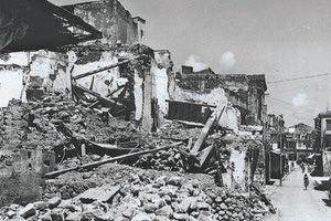 ΦΩΤΟΗΜΕΡΑΣ: Βομβαρδισμοί σπιτιών στα Χανιά τον Μάιο του 1941.