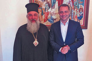 «Είχα τη χαρά και την ικανοποίηση να συνομιλήσω για άλλη μία φορά μ' έναν φωτισμένο ιεράρχη» ανέφερε μέσα από τους προσωπικούς του λογαριασμούς στα social media ο υποψήφιος βουλευτής Ηρακλείου με τη ΝΔ, Μάξιμος Σενετάκης, αμέσως μετά την ολοκλήρωση της συνάντησης που είχε με τον Σεβασμιώτατο Αρχιεπίσκοπο Κρήτης κ.κ. Ευγένιο.