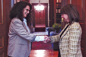 …Η Πρόεδρος της Δημοκρατίας, Κατερίνα Σακελλαροπούλου συναντήθηκε με την υπηρεσιακή υπουργό Εσωτερικών, Καλλιόπη Σπανού, για την εξέλιξη της διαδικασίας της προετοιμασίας των εκλογών.