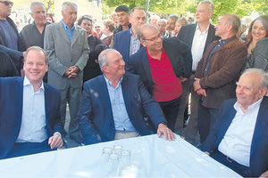 Στηρίζουν οι συγγενείς! Επίσκεψη στην Πρώτη Σερρών, την γενέτειρα των Καραμανλήδων, πραγματοποίησαν χθες Παρασκευή, ο πρώην πρωθυπουργός, Κώστας Καραμανλής, και ο εξάδελφός του, πρώην υπουργός Μεταφορών και υποψήφιος στις φετινές εκλογές, Κώστας Αχ. Καραμανλής.