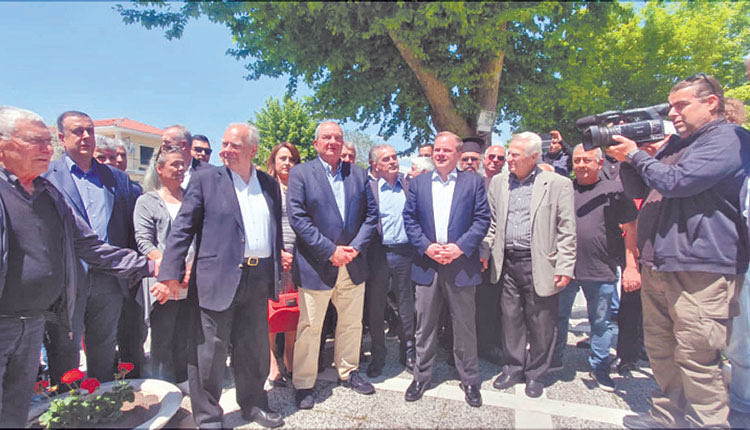 Στηρίζουν οι συγγενείς! Επίσκεψη στην Πρώτη Σερρών, την γενέτειρα των Καραμανλήδων, πραγματοποίησαν χθες Παρασκευή, ο πρώην πρωθυπουργός, Κώστας Καραμανλής, και ο εξάδελφός του, πρώην υπουργός Μεταφορών και υποψήφιος στις φετινές εκλογές, Κώστας Αχ. Καραμανλής.