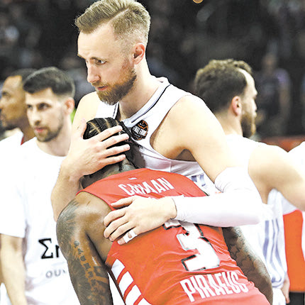 Περίλυπος ο Ολυμπιακός που έχασε μέσα από τα χέρια του το τρόπαιο. Στην ένθετη φωτό οι παίκτες της Ρεάλ στην κορυφή της Ευρώπης