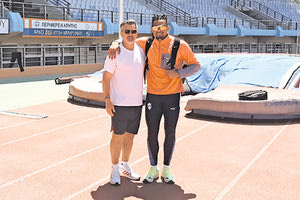 Ο Εμμανουήλ Καραλής με τον πατέρα και προπονητή του, Χάρη