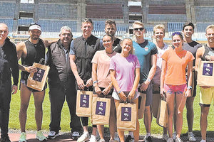 Από την επίσκεψη του αντιδημάρχου Ηρακλείου κ. Βαρδαβά ο οποίος πρόσφερε δώρα στους Πολωνούς αθλητές και τον Καραλή