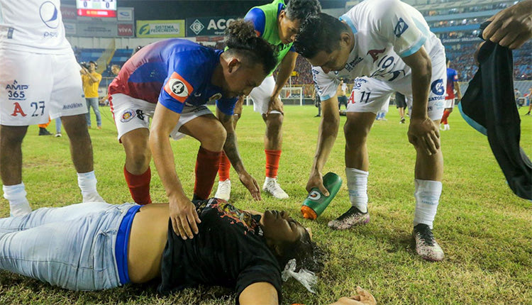 Τουλάχιστον 12 άνθρωποι έχασαν τη ζωή τους και περισσότεροι από 100 τραυματίστηκαν όταν ποδοπατήθηκαν στη διάρκεια συνωστισμού οπαδών που επιχειρούσαν να μπουν στο γήπεδο «Κουσκατλάν» στο Σαν Σαλβαδόρ