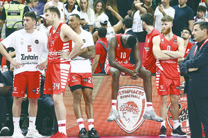 Περίλυπος ο Ολυμπιακός που έχασε μέσα από τα χέρια του το τρόπαιο. Στην ένθετη φωτό οι παίκτες της Ρεάλ στην κορυφή της Ευρώπης