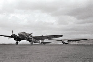 ΦΩΤΟΗΜΕΡΑΣ: Στο αεροδρόμιο του Ηρακλείου, το γερμανινκό βομβαρδιστικό Heinkel He-111 ρυμουλκεί ανεμόπτερο Gotha Go-242 Σεπτέμβριος 1942, φωτογραφία Karl Ottahal.