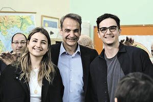 Με τον γιο του Κωνσταντίνο αστειεύτηκε χθες το πρωί κατά την άσκηση του εκλογικού του δικαιώματος ο πρωθυπουργός Κυριάκος Μητσοτάκης.