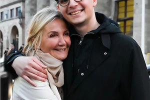 Την ονομαστική του εορτή είχε χθες και ο γιος του Κυριάκου Μητσοτάκη, Κωνσταντίνος. Η μητέρα του και σύζυγος του Κυριάκου Μητσοτάκη, Μαρέβα, ευχήθηκε για τον γιο της ανεβάζοντας μια τρυφερή φωτογραφία όπου είναι αγκαλιά.