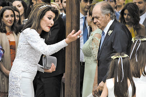 Χαρές για την οικογένεια Αγγελόπουλου. Τα σκαλιά της εκκλησίας ανέβηκε ο μικρότερος γιος του Θεόδωρου και της Γιάννας Αγγελοπούλου, Δημήτρης, ο οποίος ενώθηκε με τα ιερά δεσμά του γάμου με την αγαπημένη του Λήδα Λογοθέτη.