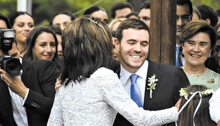 Χαρές για την οικογένεια Αγγελόπουλου.

Τα σκαλιά της εκκλησίας ανέβηκε ο μικρότερος γιος του Θεόδωρου και της Γιάννας Αγγελοπούλου, Δημήτρης, ο οποίος ενώθηκε με τα ιερά δεσμά του γάμου με την αγαπημένη του Λήδα Λογοθέτη.