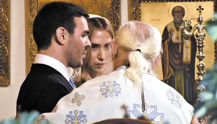 Χαρές για την οικογένεια Αγγελόπουλου.

Τα σκαλιά της εκκλησίας ανέβηκε ο μικρότερος γιος του Θεόδωρου και της Γιάννας Αγγελοπούλου, Δημήτρης, ο οποίος ενώθηκε με τα ιερά δεσμά του γάμου με την αγαπημένη του Λήδα Λογοθέτη.