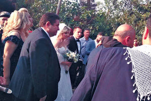 Αναμφίβολα ο γάμος του Γιώργου Καραμαλάκη, γιου του πρώην αρχηγού της ΕΛ.ΑΣ, Μιχάλη Καραμαλάκη, με την αγαπημένη του Γιάννα, ήταν αυτό που λέμε talk of the town.