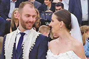 Το Σάββατο ήταν η σειρά του προέδρου της Ένωσης Αστυνομικών Υπαλλήλων Ν. Ηρακλείου, Νίκου Καλομοίρη, να ντυθεί γαμπρός και να δεθεί με τα ιερά δεσμά του γάμου με την αγαπημένη του Ειρήνη Κασαπάκη,