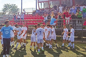 Οι παίκτες της Μικτής ΕΠΣΗ πανηγυρίζουν την πρόκριση στο γήπεδο