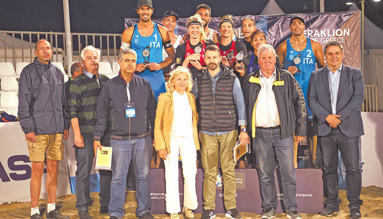   Οι νικητές του τουρνουά με εκπροσώπους τοπικών φορέων