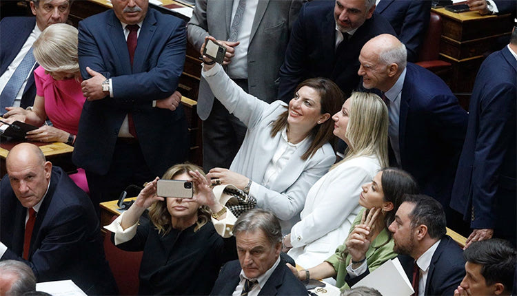 Βατσινά  και Παρασύρης εκτός... selfie που βγάζουν δύο συναδέλφισσές τους με τον Γ. Παπανδρέου