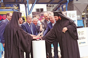 Υπάρχουν και έργα που στα εγκαίνιά τους παρουσία Αρχών και κόσμου δεν... ψάχνεις ψαλίδια και δεν κόβονται κορδέλες! Αυτό συνέβη χθες στα εγκαίνια της υπερσύγχρονης μονάδας επεξεργασίας αποβλήτων στο Αμάρι που αντί κορδέλας πάτησαν κουμπί και άναψαν οι μηχανές, οι εκπρόσωποι της Εκκλησίας, οι γενικοί γραμματείς των Υπουργείων, Μάν. Γραφάκος, Γ. Ζερβός, ο περιφερειάρχης Στ. Αρναουτάκης, ο πρόεδρος του ΕΣΔΑΚ Ζ. Καλογερακης, ο δήμαρχος Π. Μουρτζανός κ.ά.