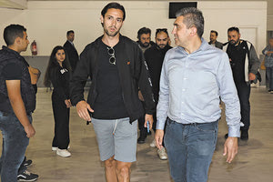 Ο Αντριάν Ριέρα με τον υπεύθυνο επικοινωνίας της ΠΑΕ ΟΦΗ κ. Βογιατζάκη χθες στο αεροδρόμιοΔ