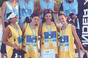 Η Χριστοδούλου (δεύτερη από αριστερά) με το χρυσό μετάλλιο